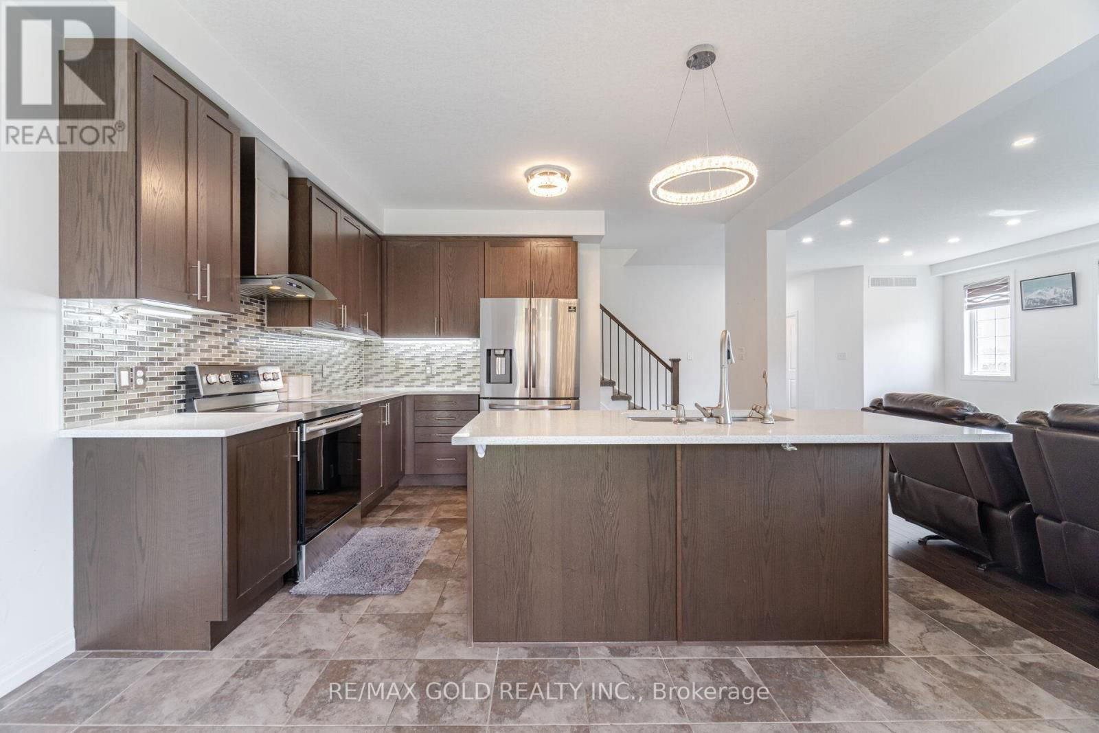 82 CASTLEBAY STREET Image 16