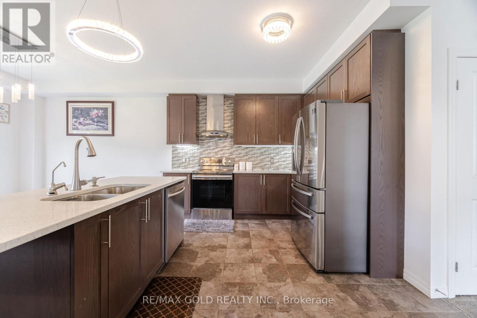82 CASTLEBAY STREET Image 18
