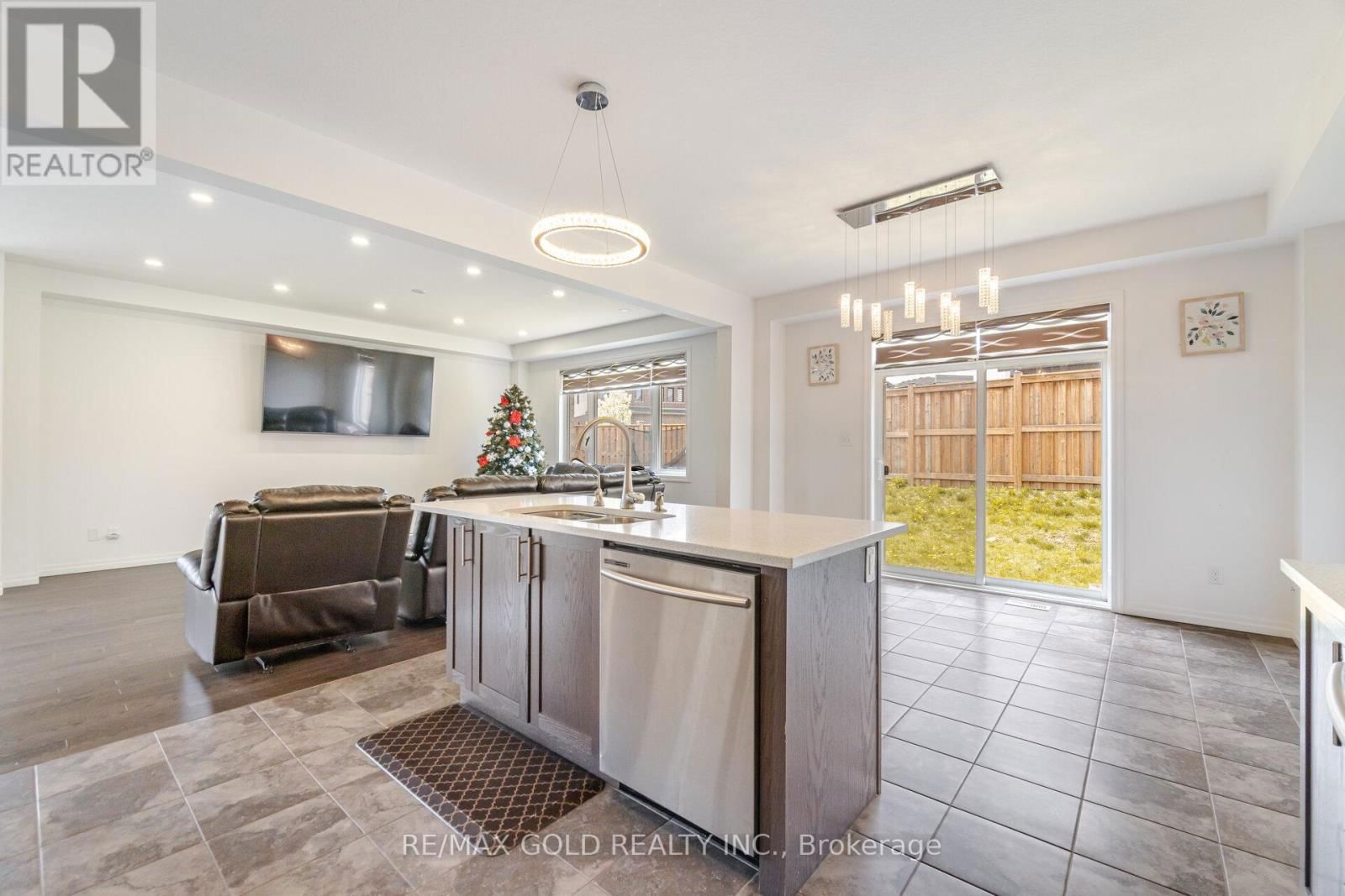 82 CASTLEBAY STREET Image 19