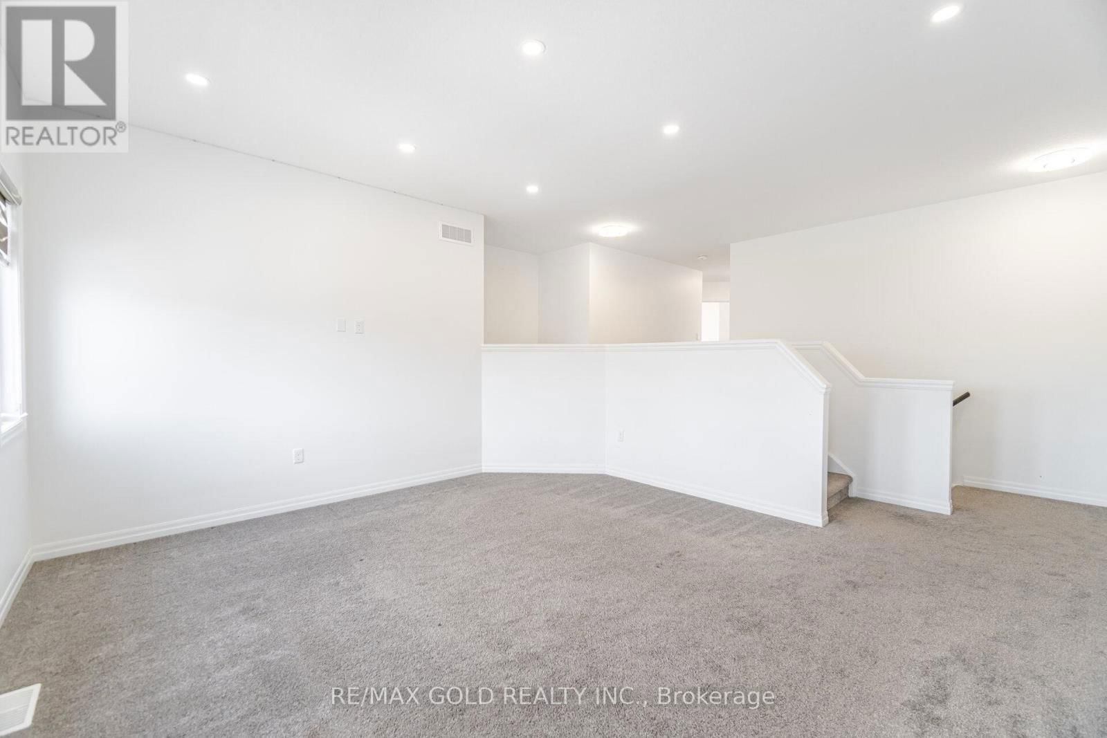 82 CASTLEBAY STREET Image 22