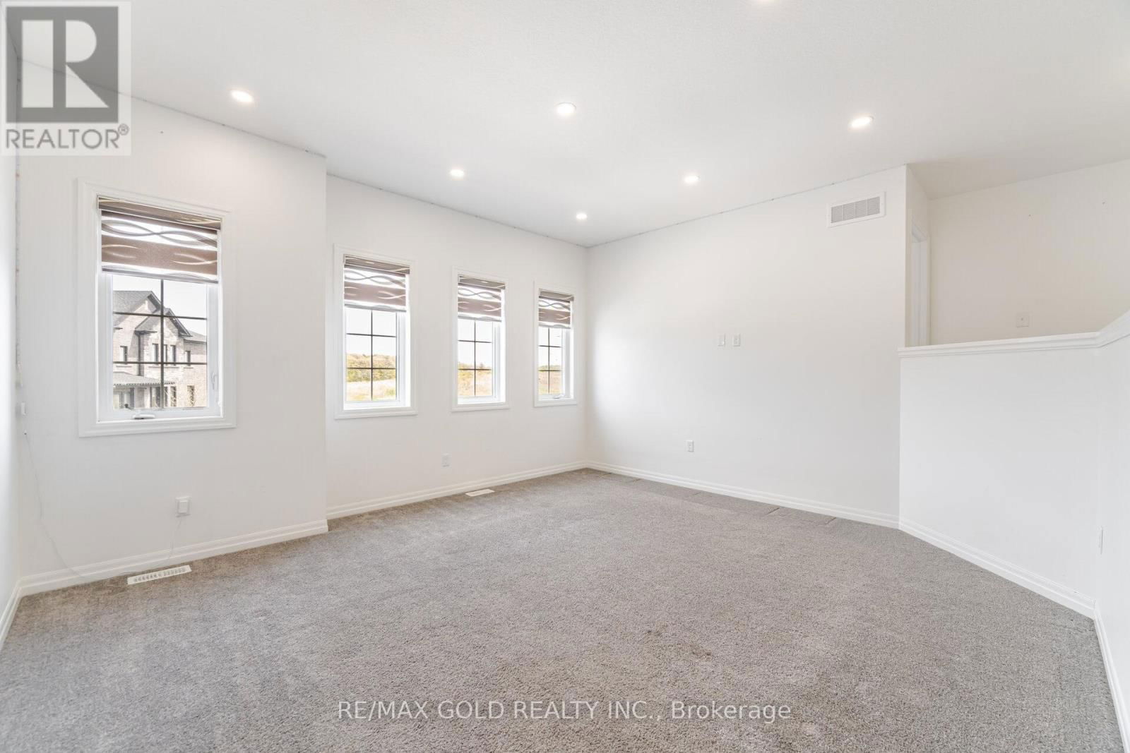 82 CASTLEBAY STREET Image 23