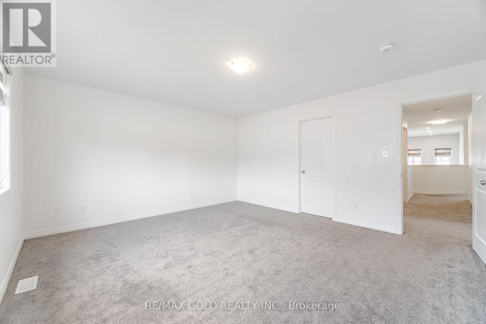 82 CASTLEBAY STREET Image 26