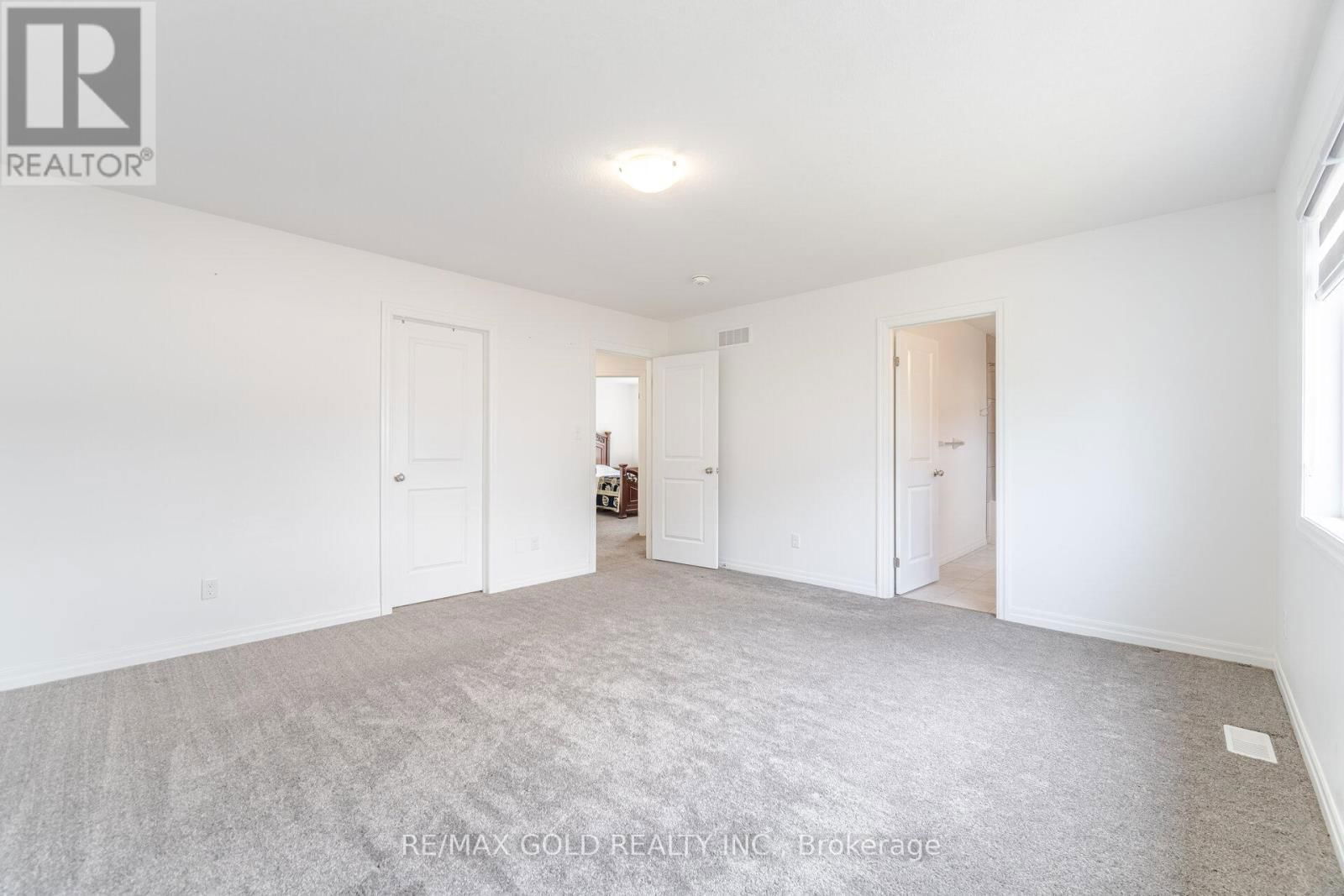 82 CASTLEBAY STREET Image 27