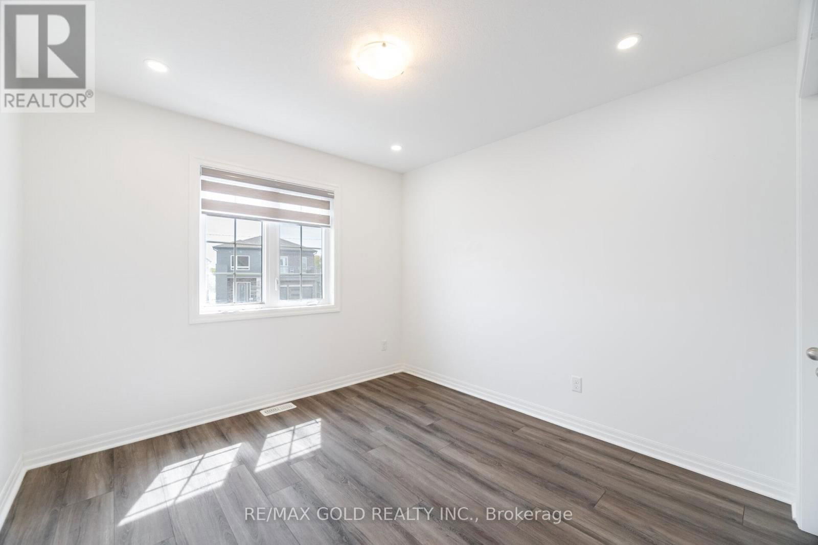 82 CASTLEBAY STREET Image 31