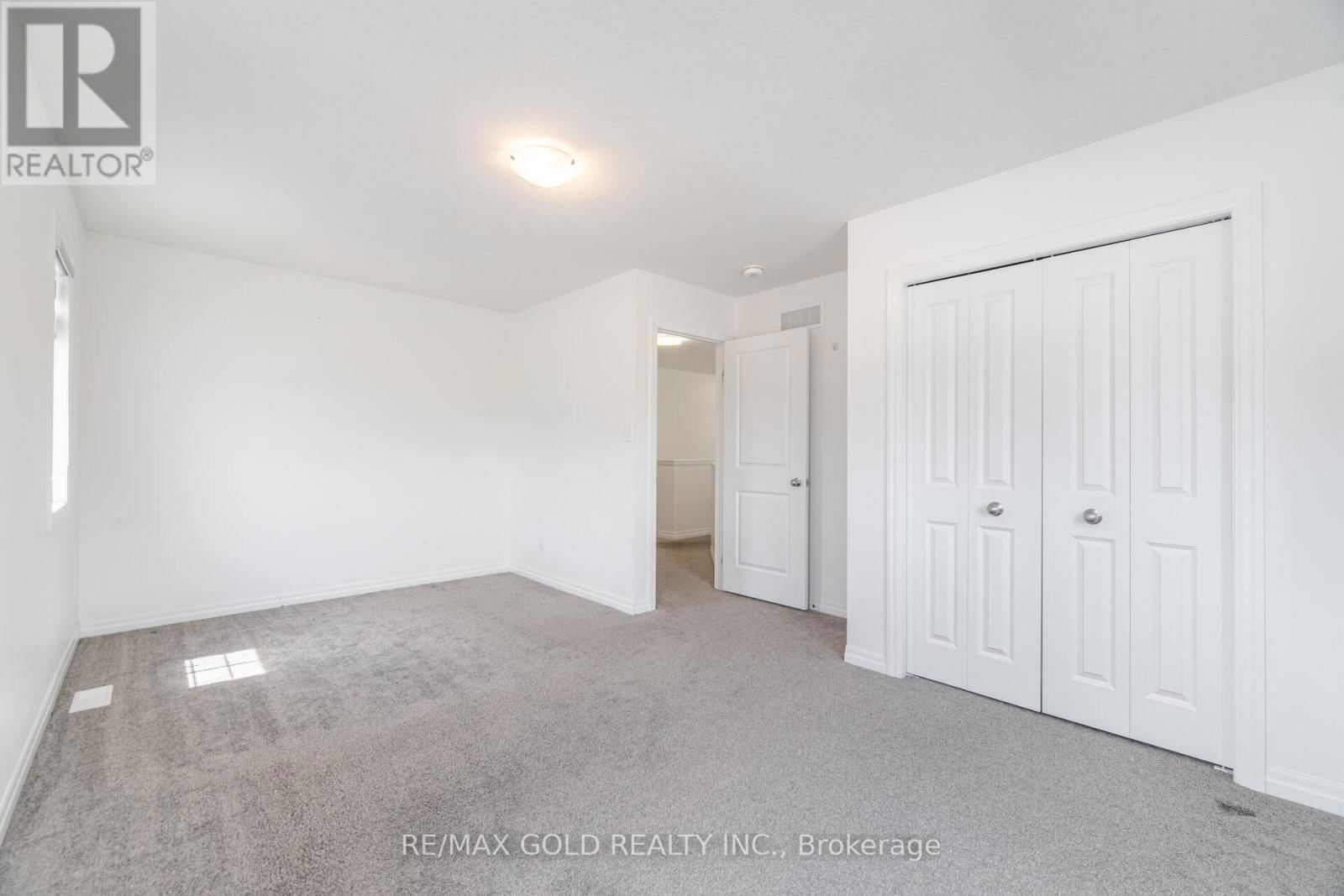 82 CASTLEBAY STREET Image 35