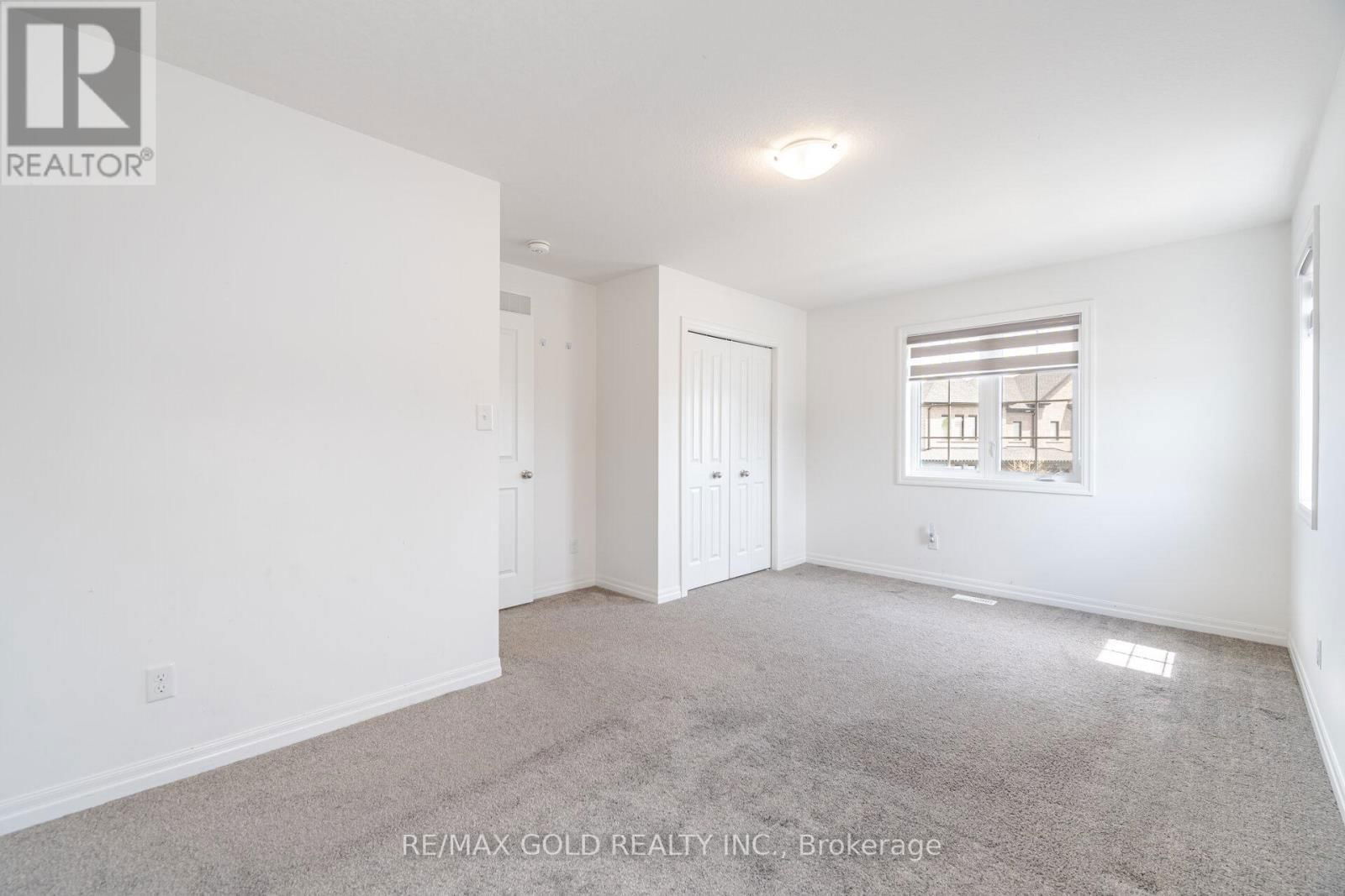 82 CASTLEBAY STREET Image 36