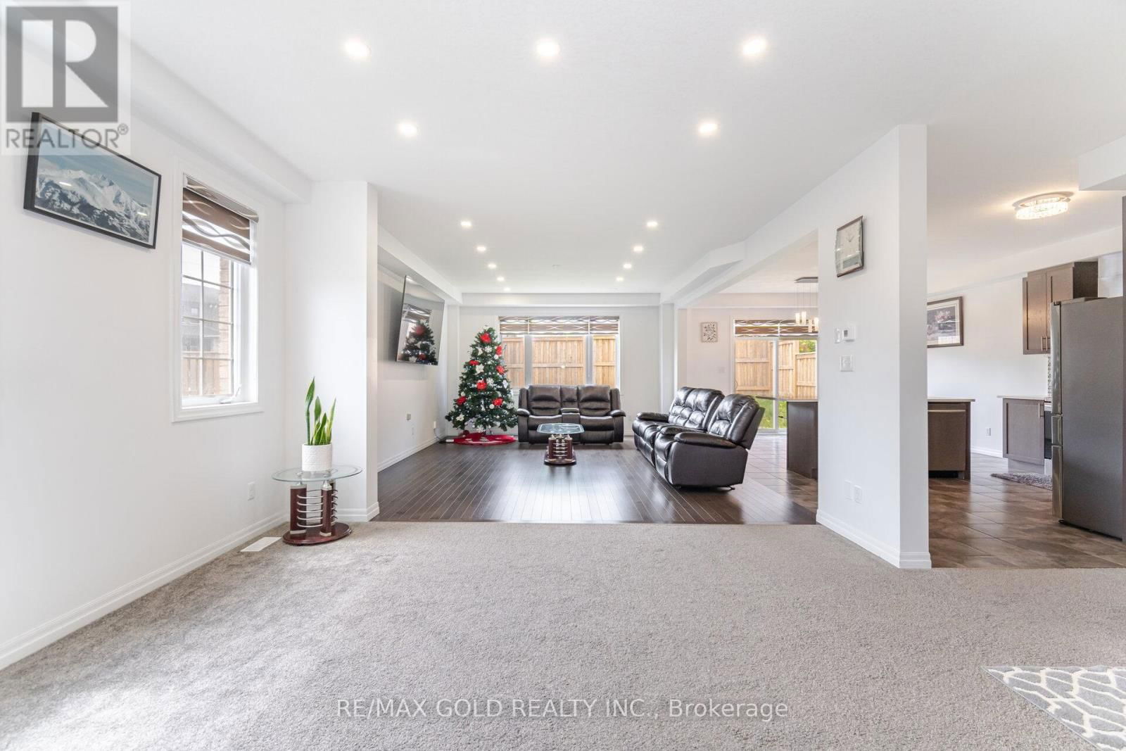 82 CASTLEBAY STREET Image 7
