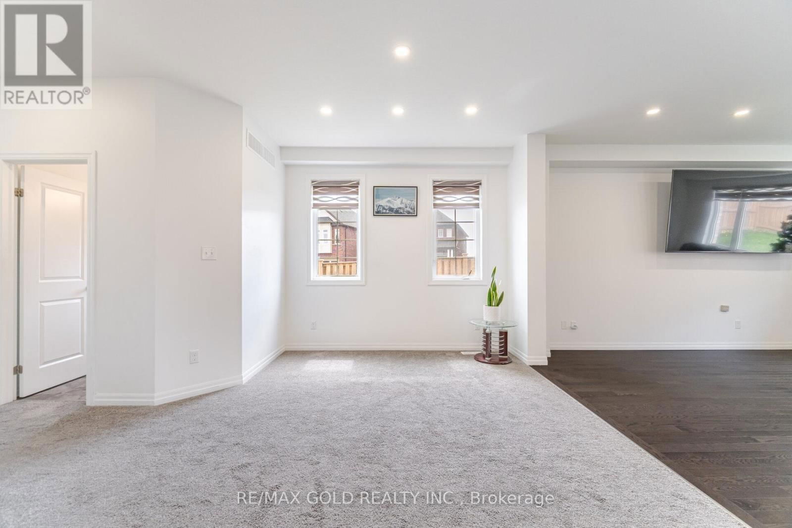 82 CASTLEBAY STREET Image 8