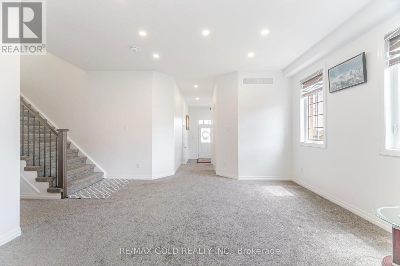 82 CASTLEBAY STREET Image 9