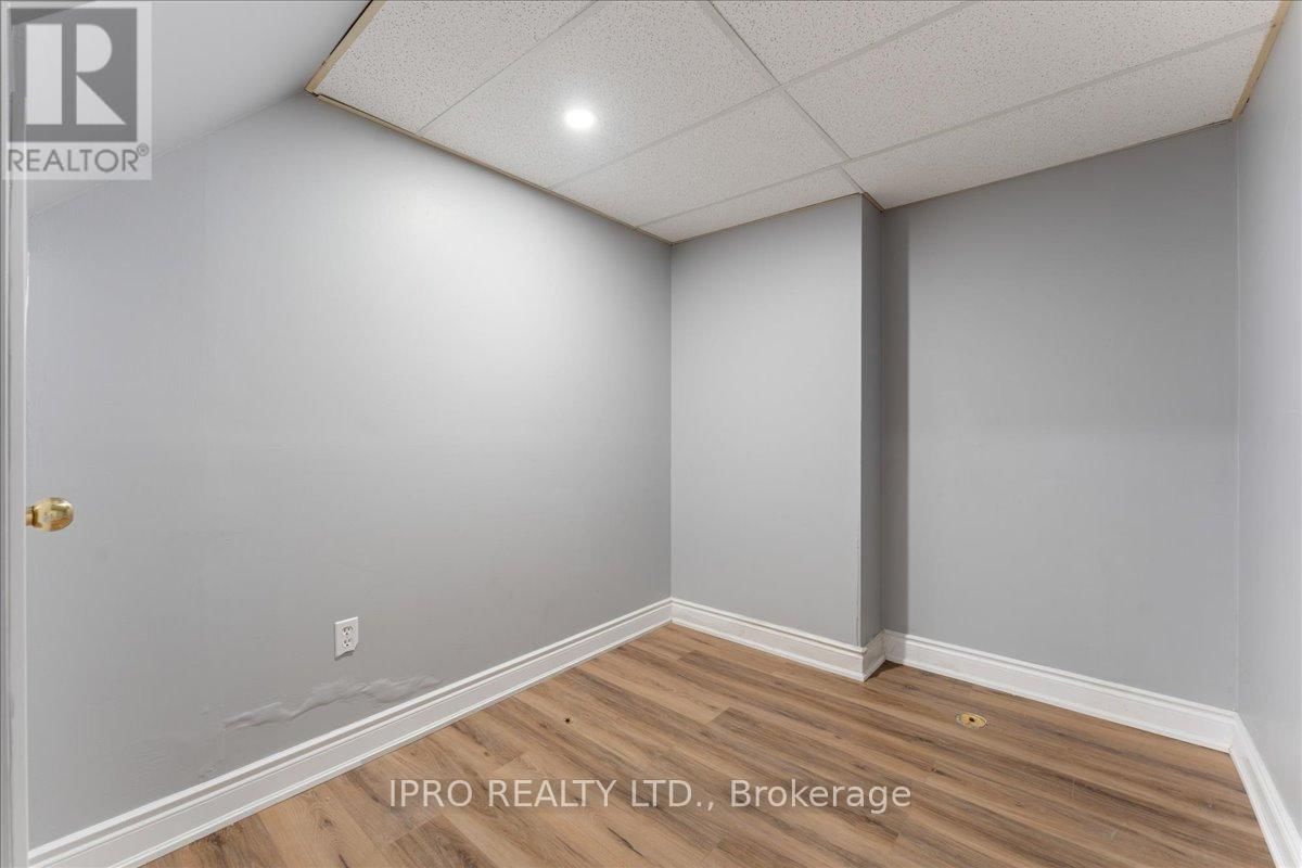 143 BAYNE CRESCENT Image 31