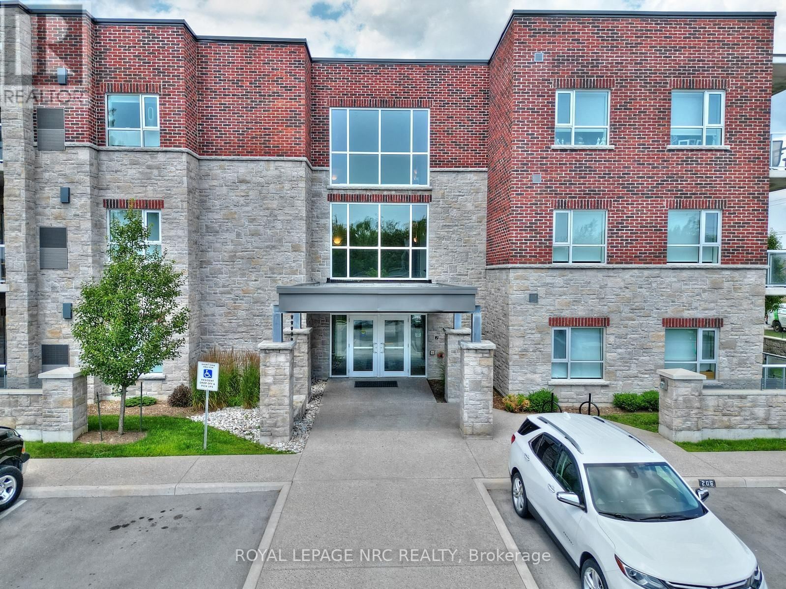 211 - 529 SOUTH PELHAM ROAD Image 3