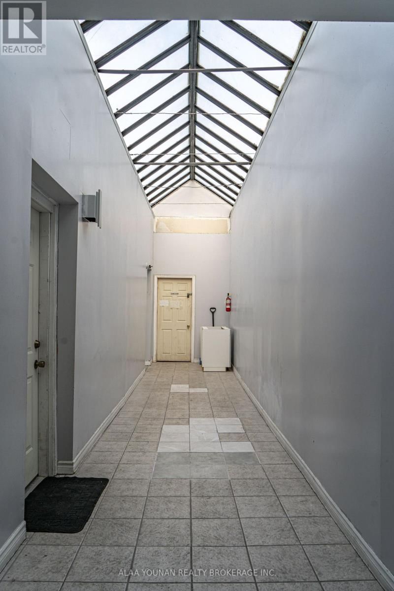 679 WYANDOTTE STREET EAST Image 22