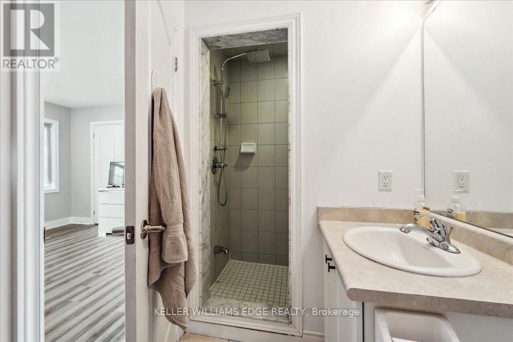734 COOK CRESCENT Image 21