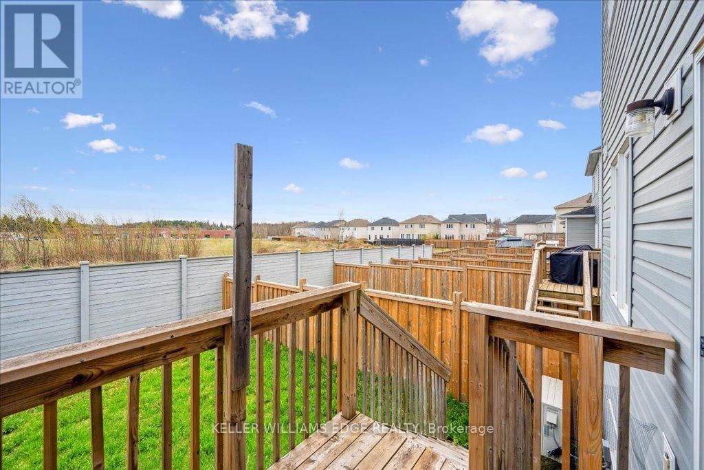 734 COOK CRESCENT Image 31