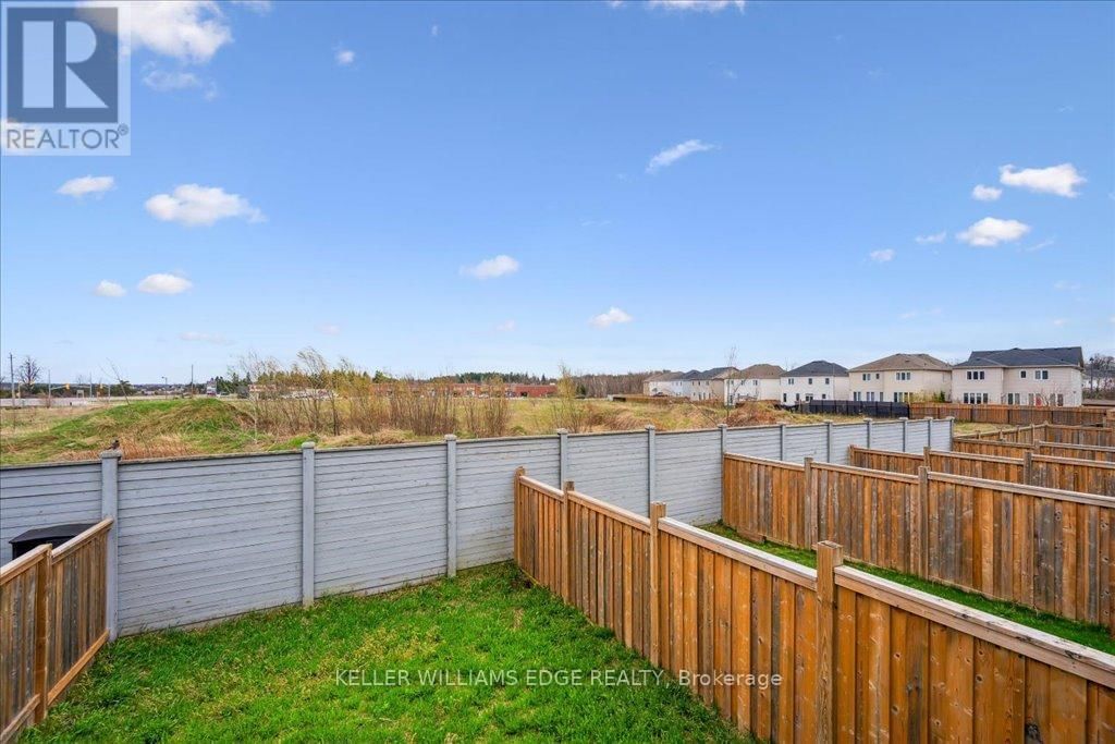 734 COOK CRESCENT Image 32