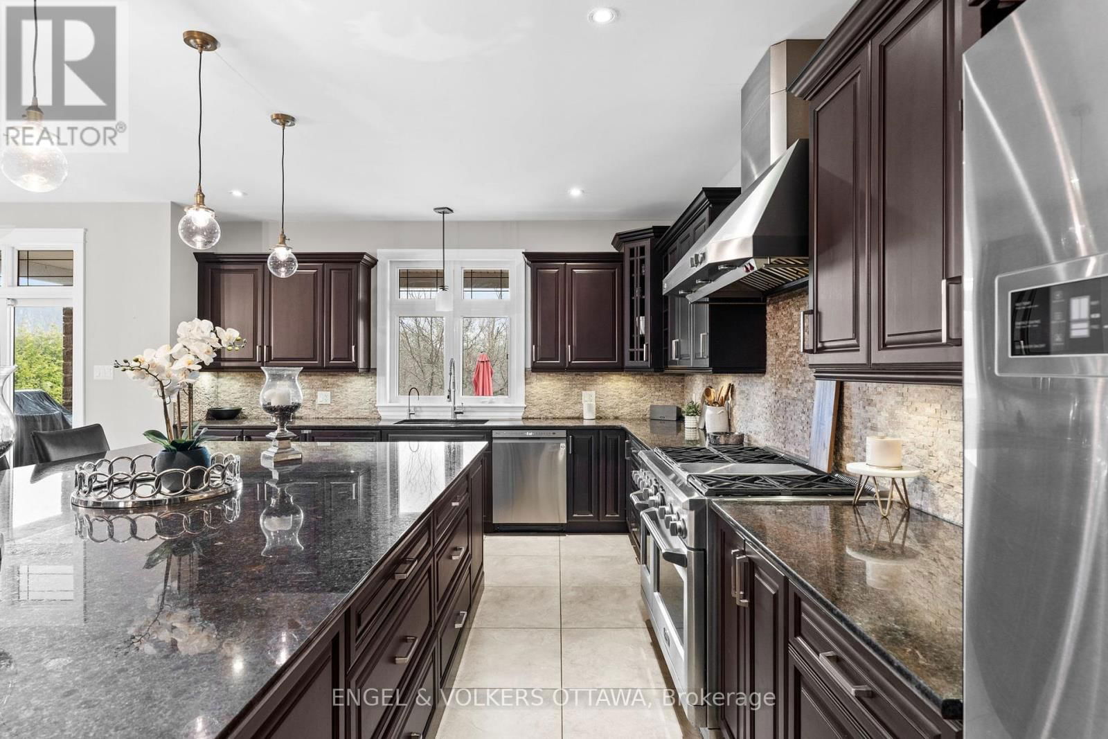 450 LOCKMASTER CRESCENT Image 12