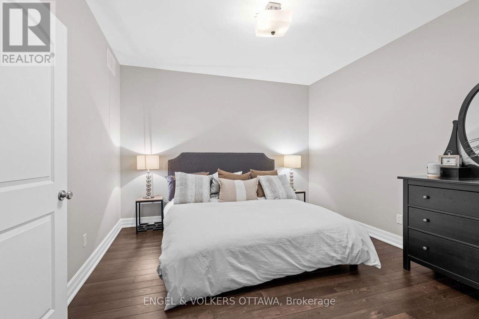 450 LOCKMASTER CRESCENT Image 25