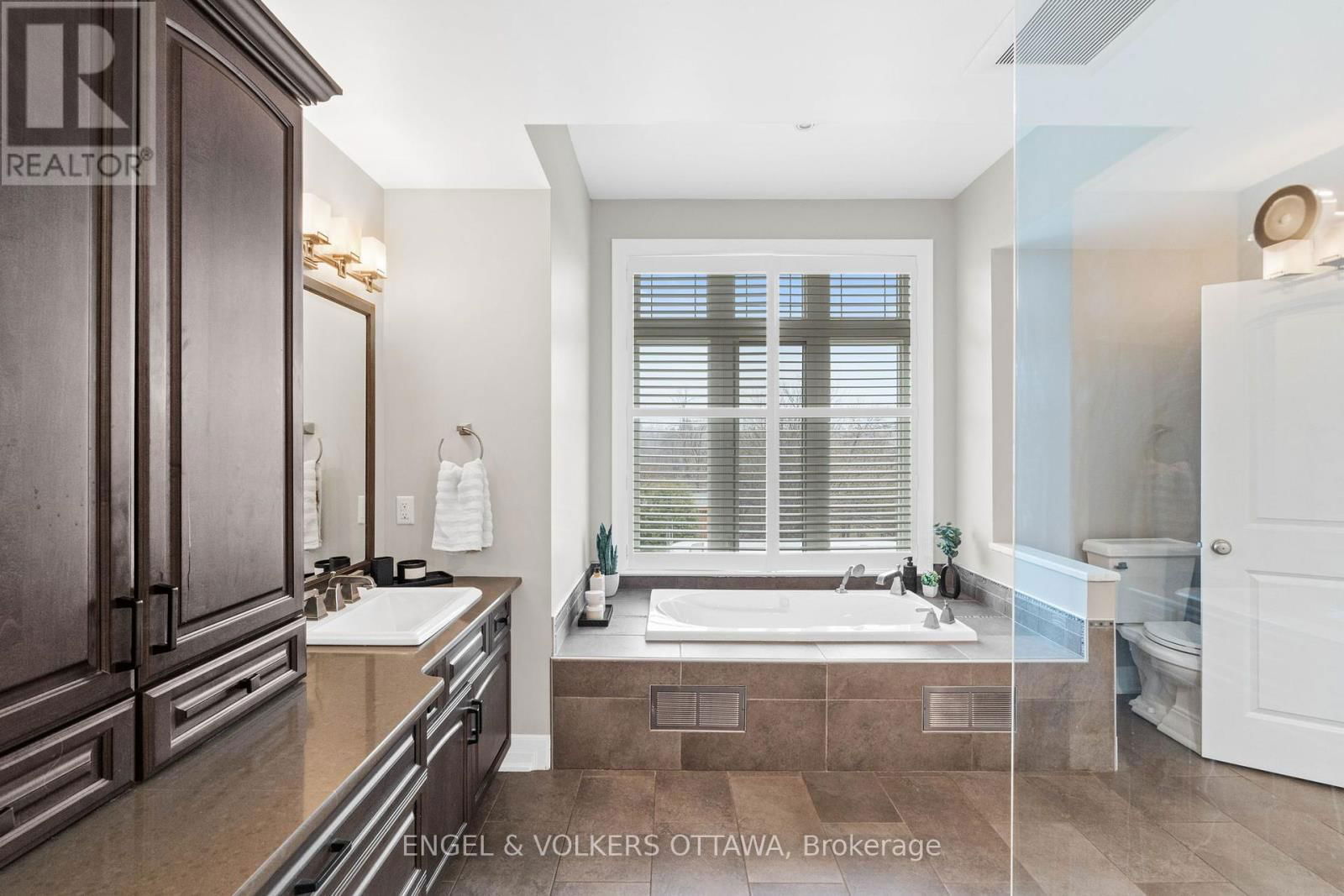 450 LOCKMASTER CRESCENT Image 31