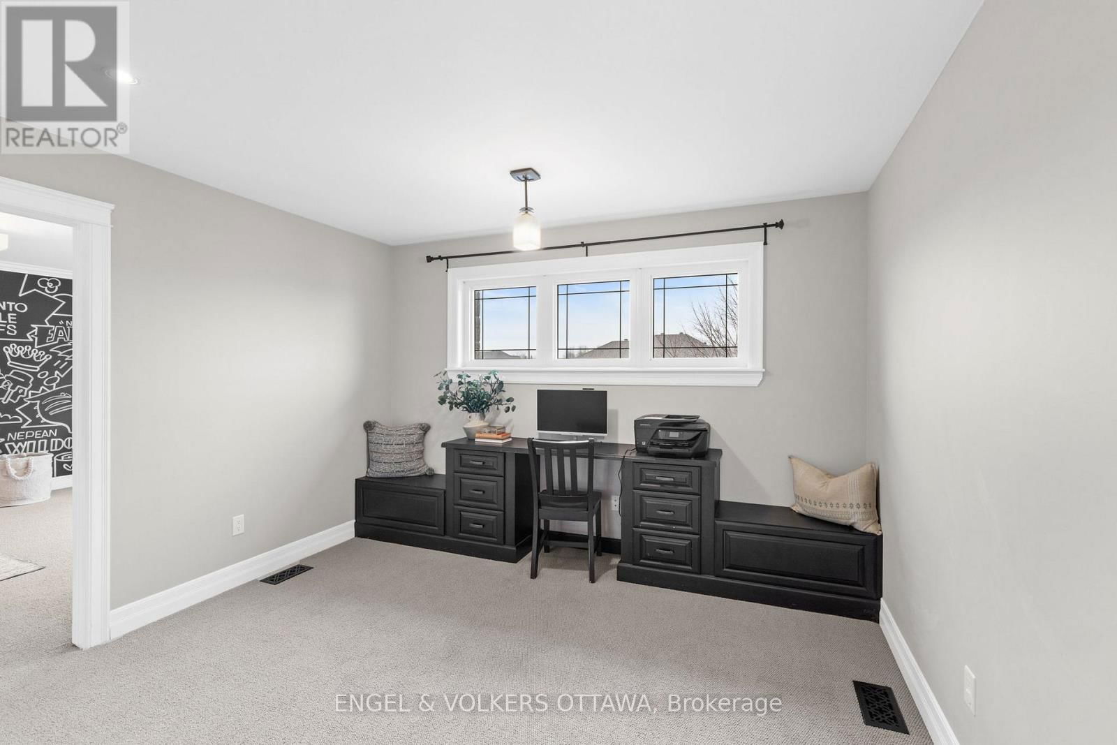 450 LOCKMASTER CRESCENT Image 33