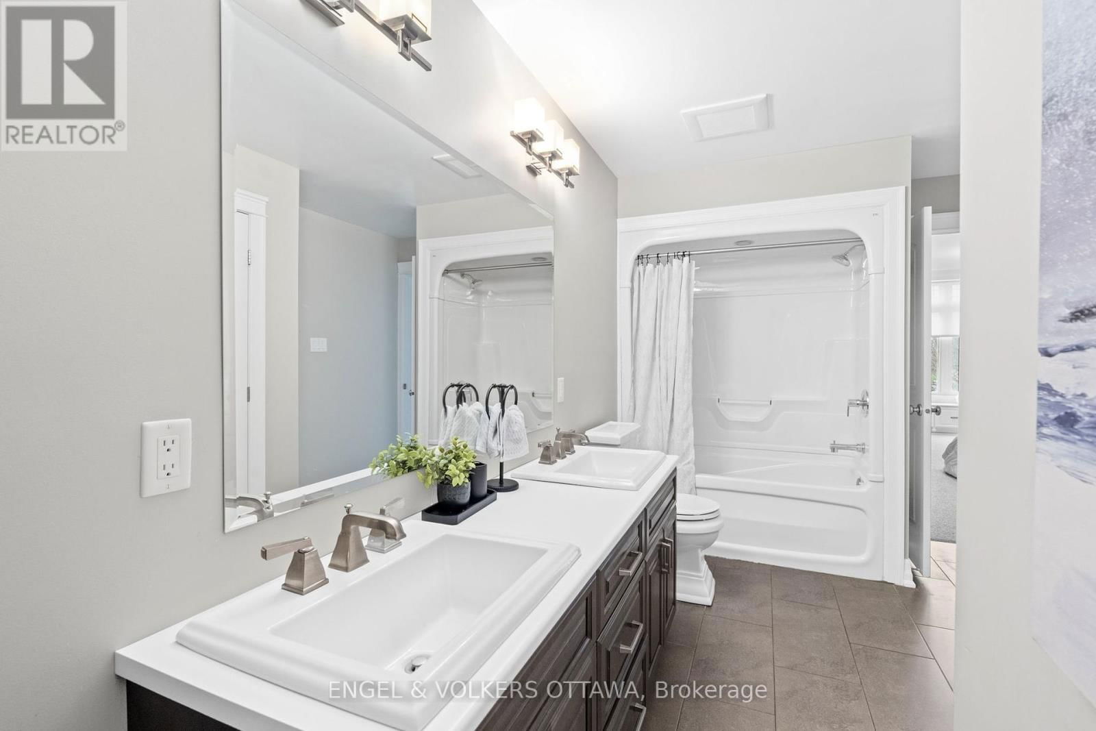 450 LOCKMASTER CRESCENT Image 40