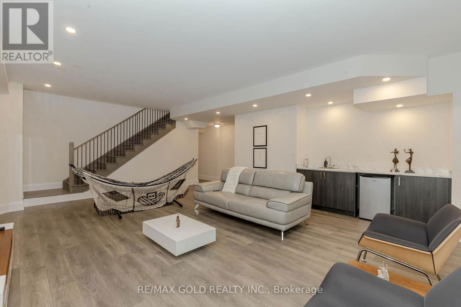 169 SPRINGSIDE CRESCENT Image 32