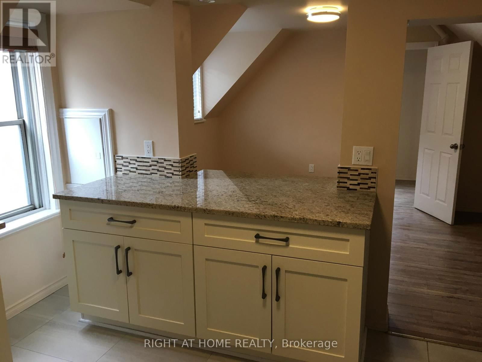 420 BRONSON AVENUE Image 13