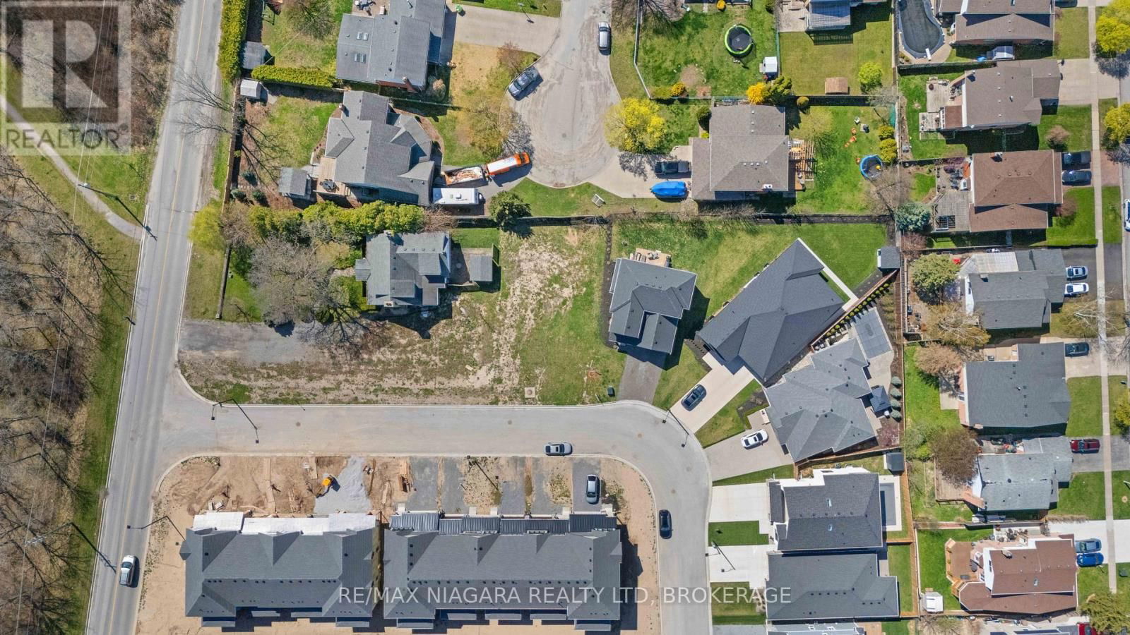 96 IVY CRESCENT Image 12