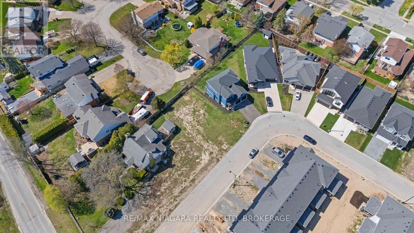 96 IVY CRESCENT Image 18