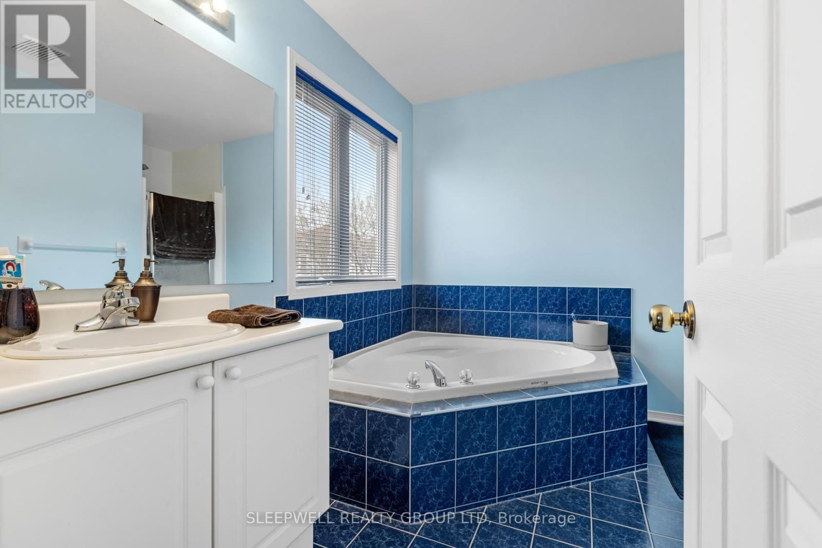 12 CEDAR PARK STREET Image 18