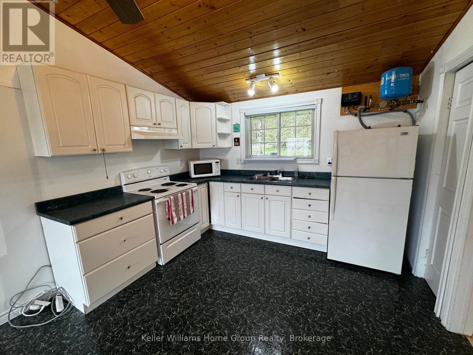 48 THIRD LINE Image 14