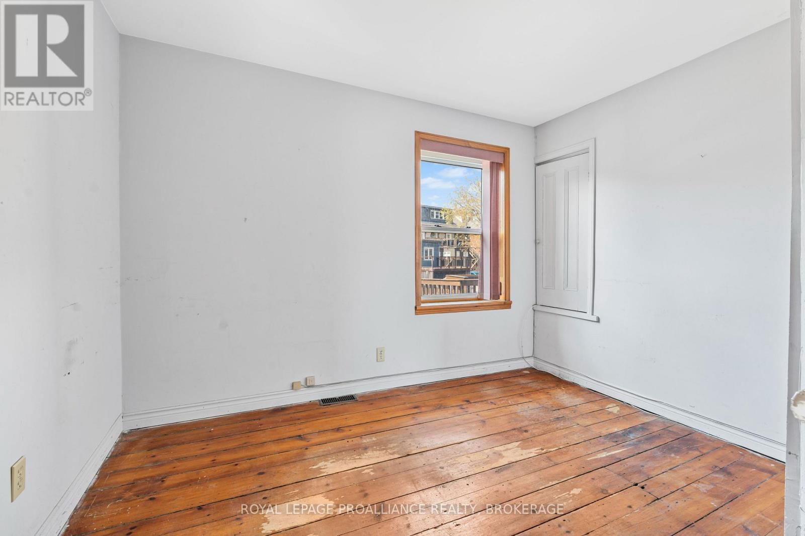 272 WELLINGTON STREET Image 15