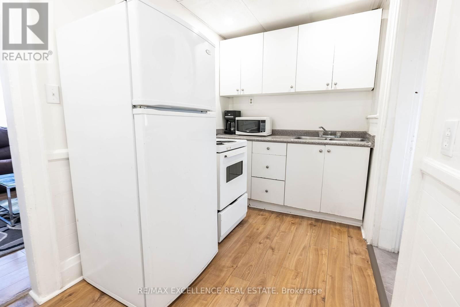 4 ROSEMONT AVENUE Image 11