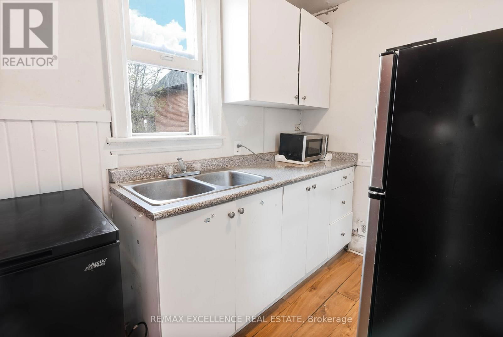 4 ROSEMONT AVENUE Image 15