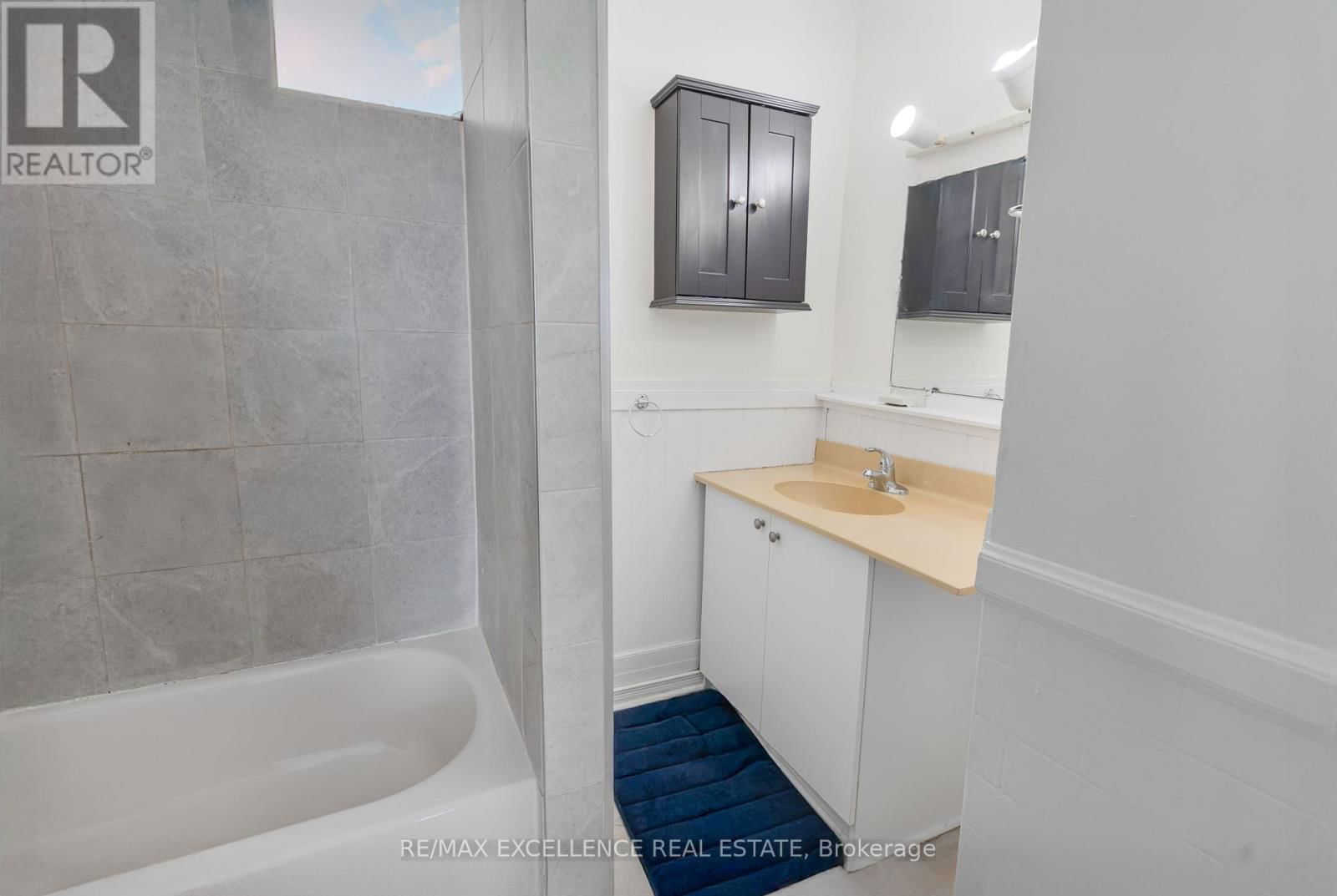 4 ROSEMONT AVENUE Image 8