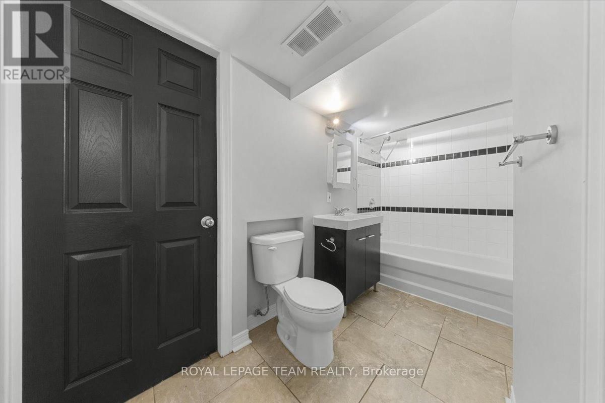607 MACLAREN STREET Image 12