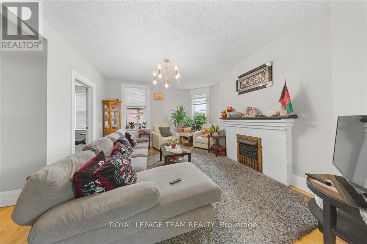 607 MACLAREN STREET Image 17