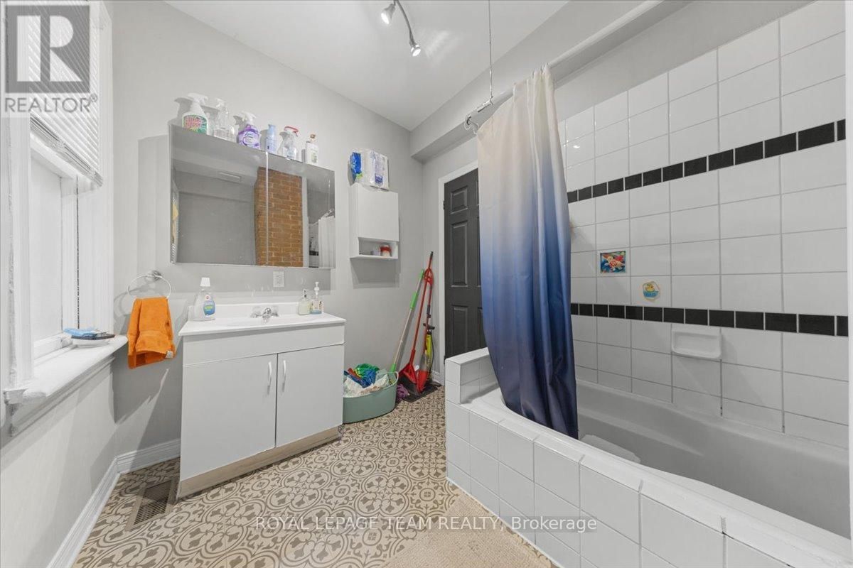 607 MACLAREN STREET Image 20