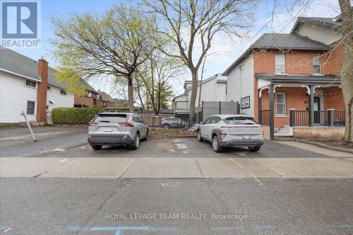 607 MACLAREN STREET Image 22
