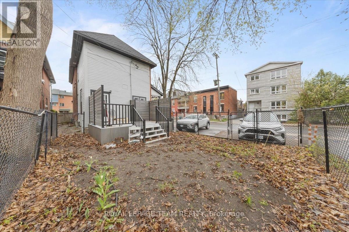 607 MACLAREN STREET Image 23