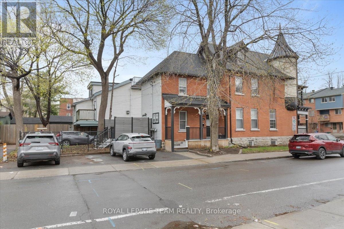 607 MACLAREN STREET Image 27