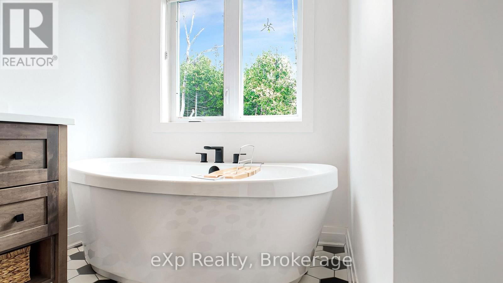 130 LOUISE CREEK CRESCENT Image 21