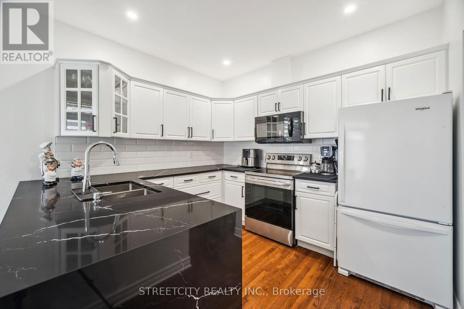 211 - 2025 MEADOWGATE BOULEVARD SOUTH Image 13