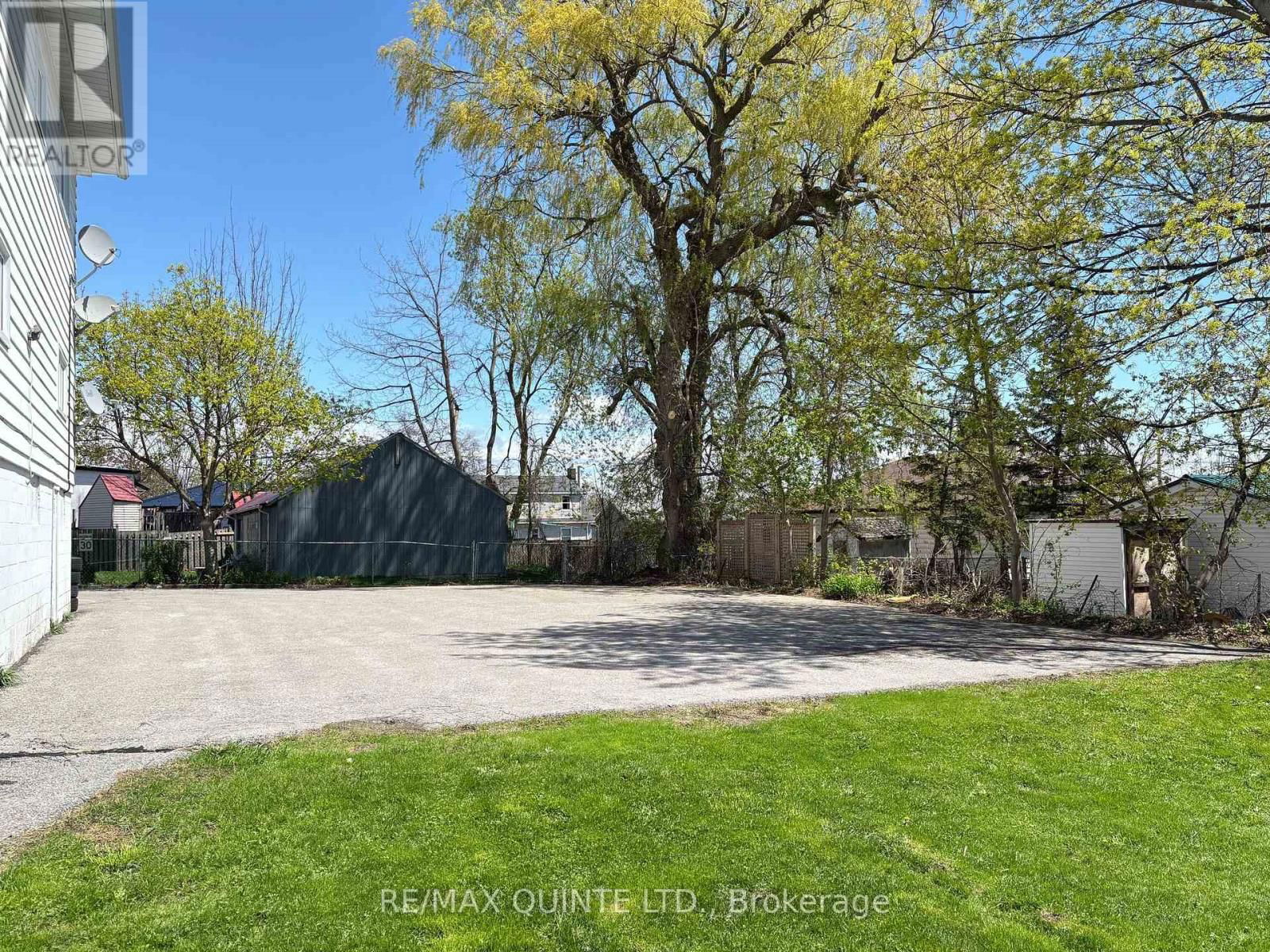 263 DUNDAS STREET WEST Image 4