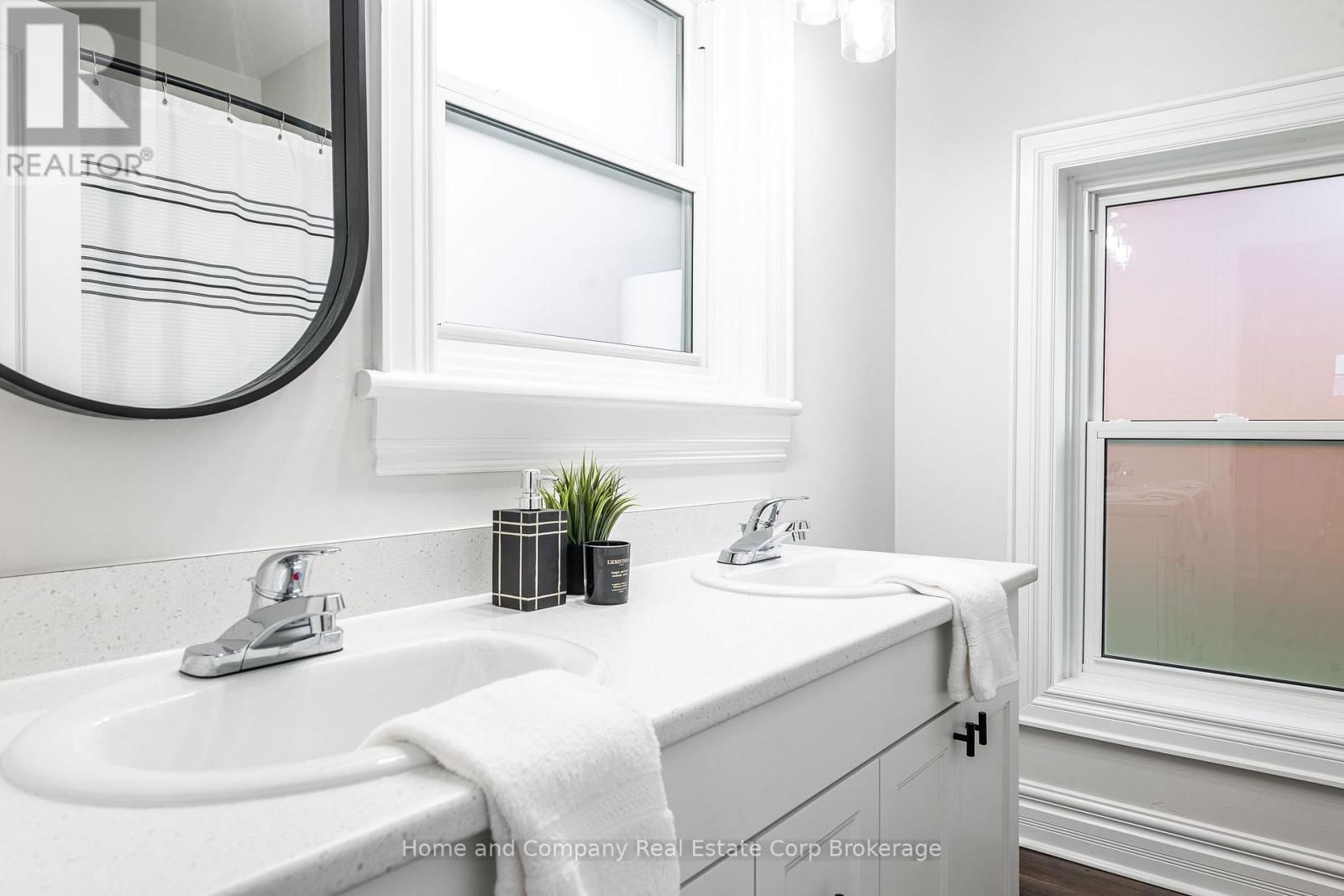 131 CAMBRIA STREET Image 11