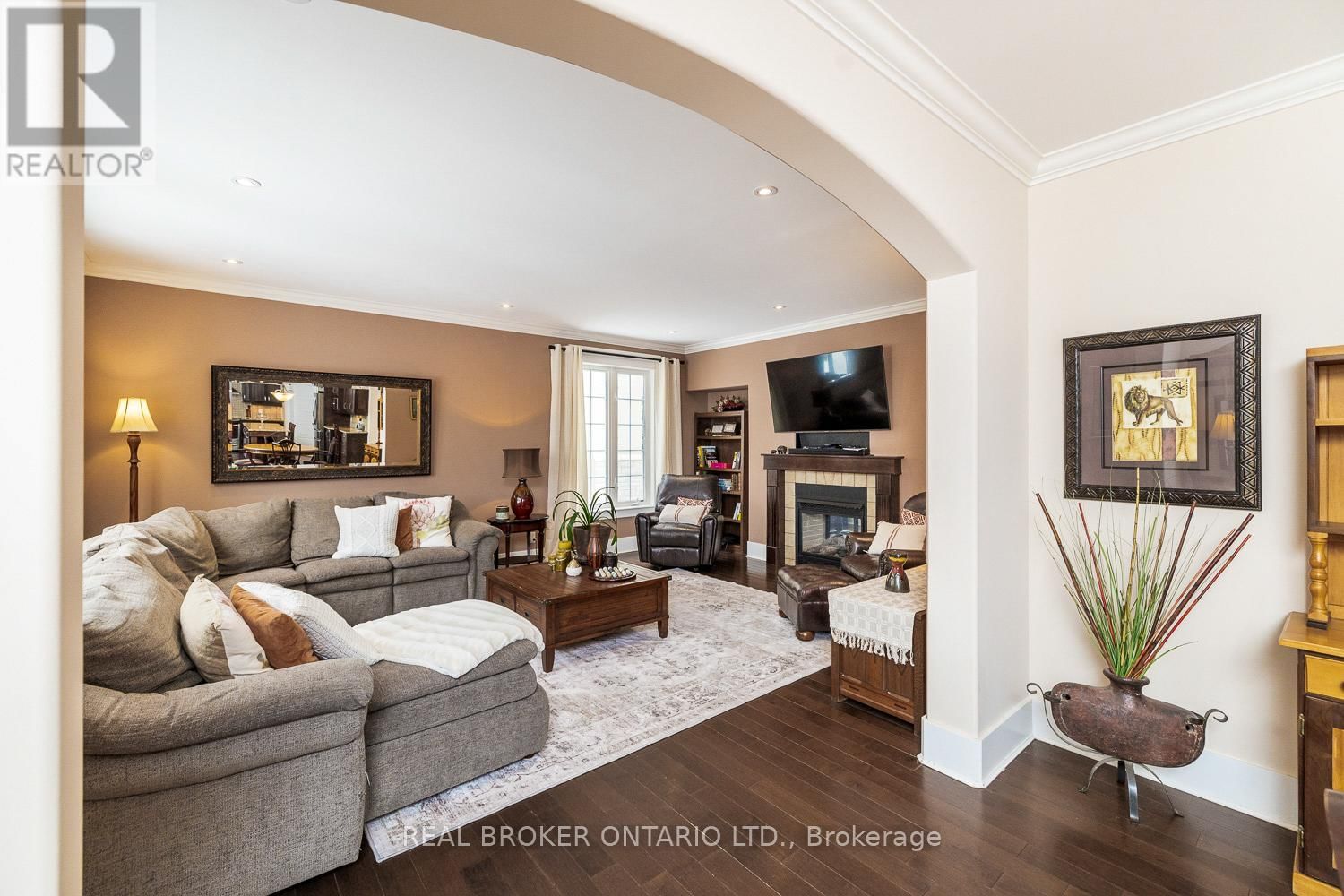 221 JENSEN COURT Image 17