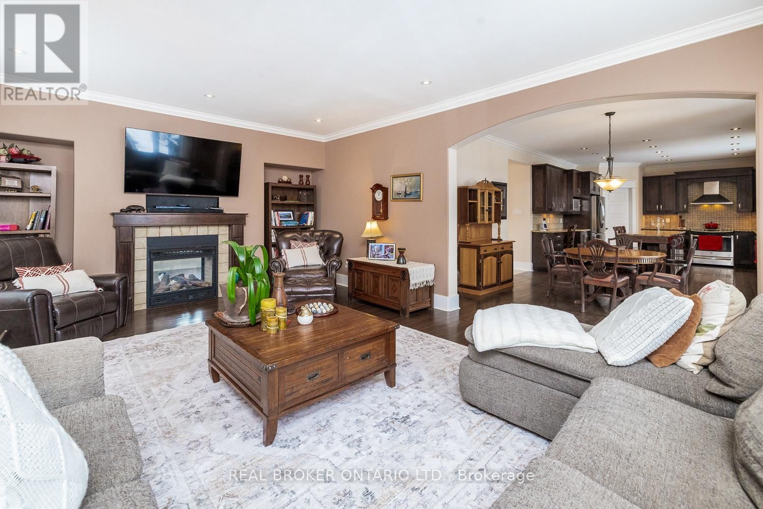 221 JENSEN COURT Image 19
