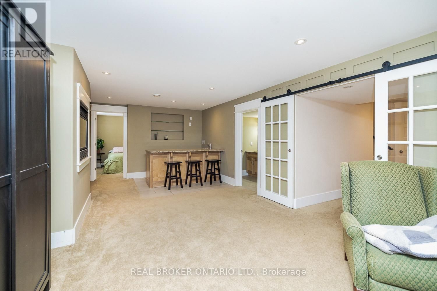 221 JENSEN COURT Image 39