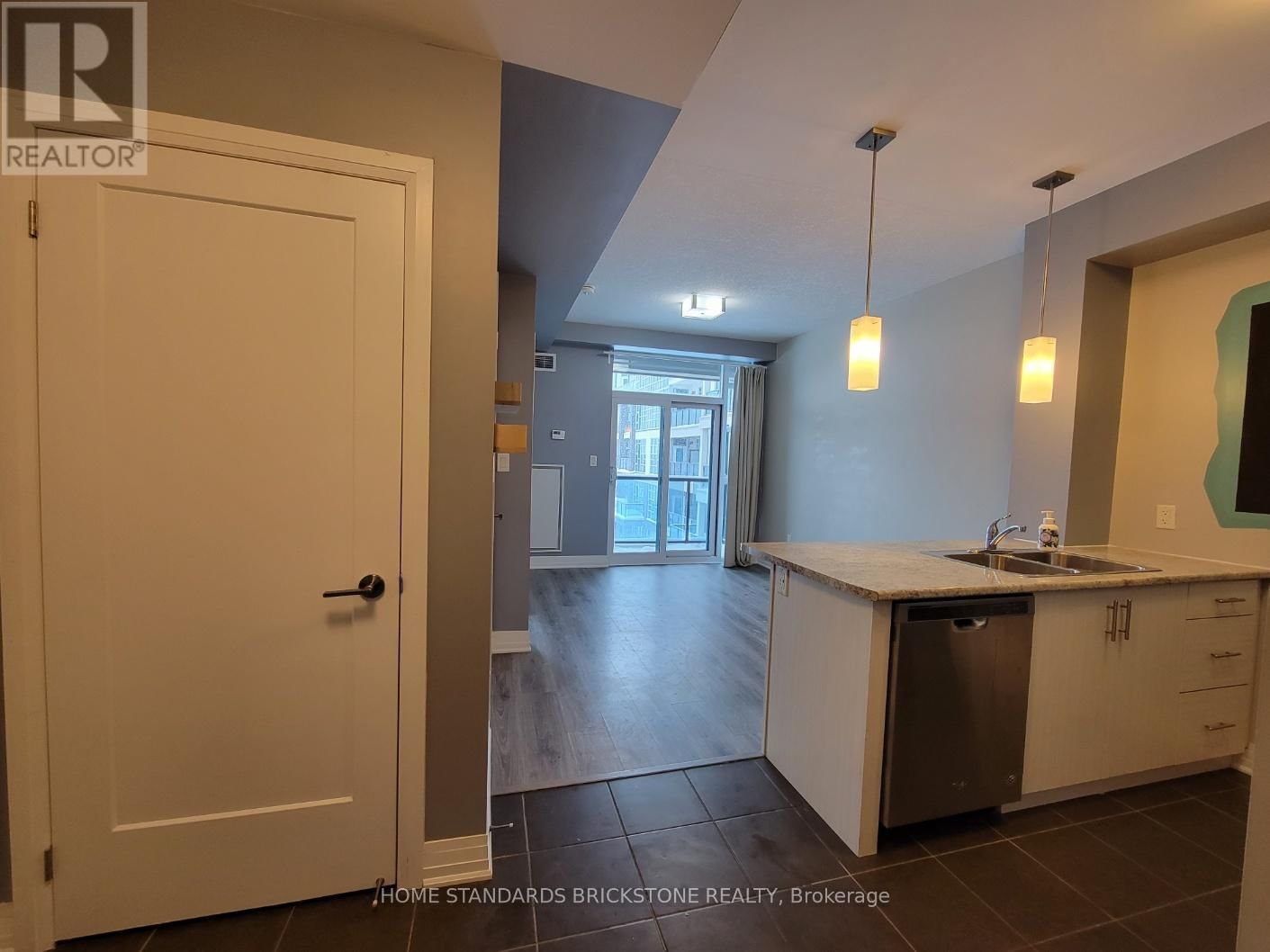 323 - 10 CONCORD PLACE Image 2