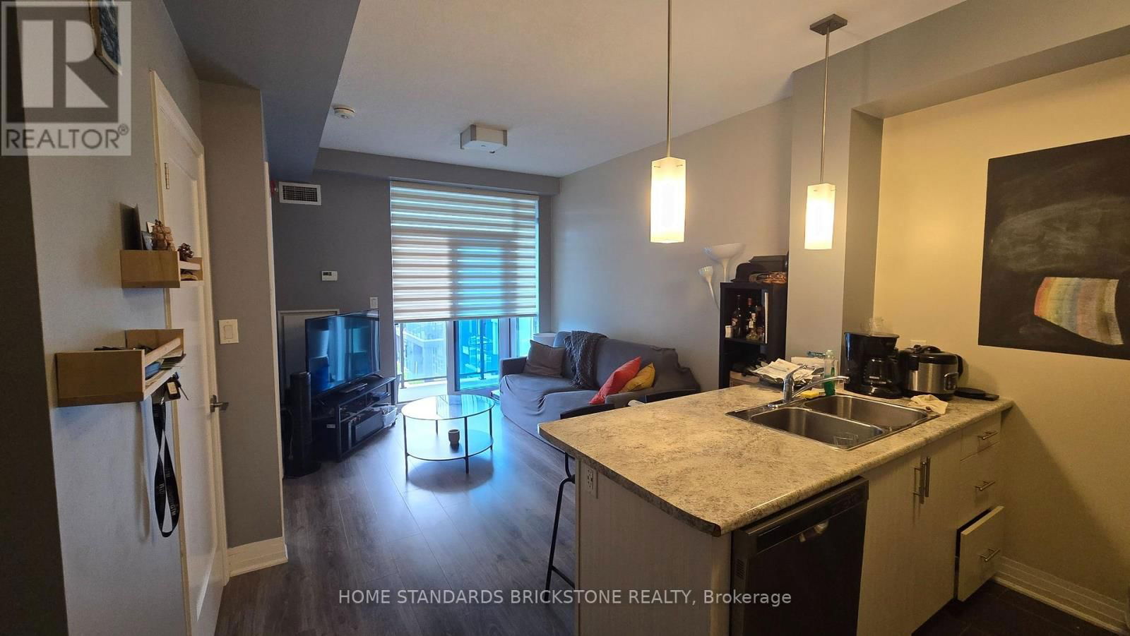 323 - 10 CONCORD PLACE Image 3
