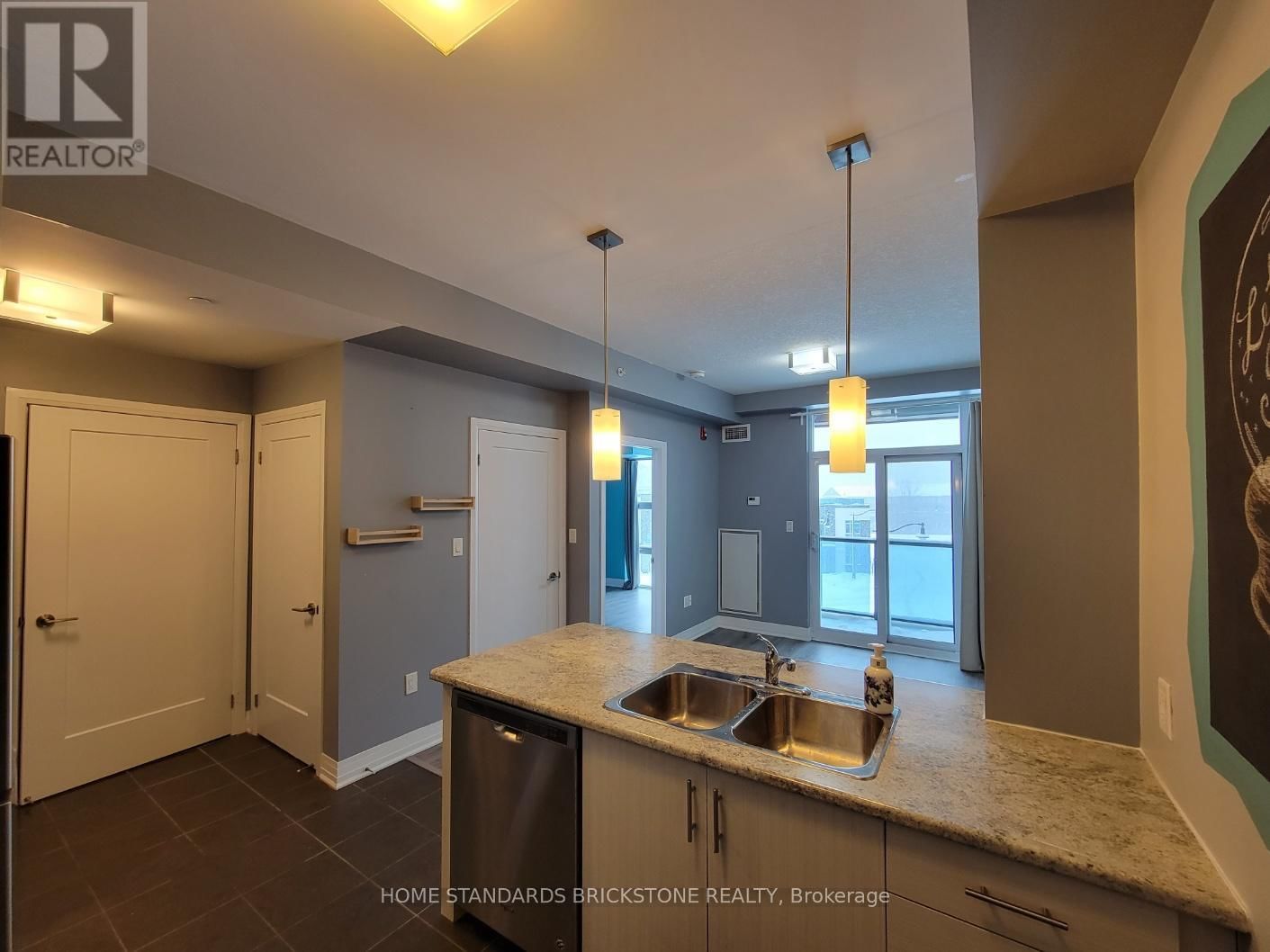 323 - 10 CONCORD PLACE Image 6